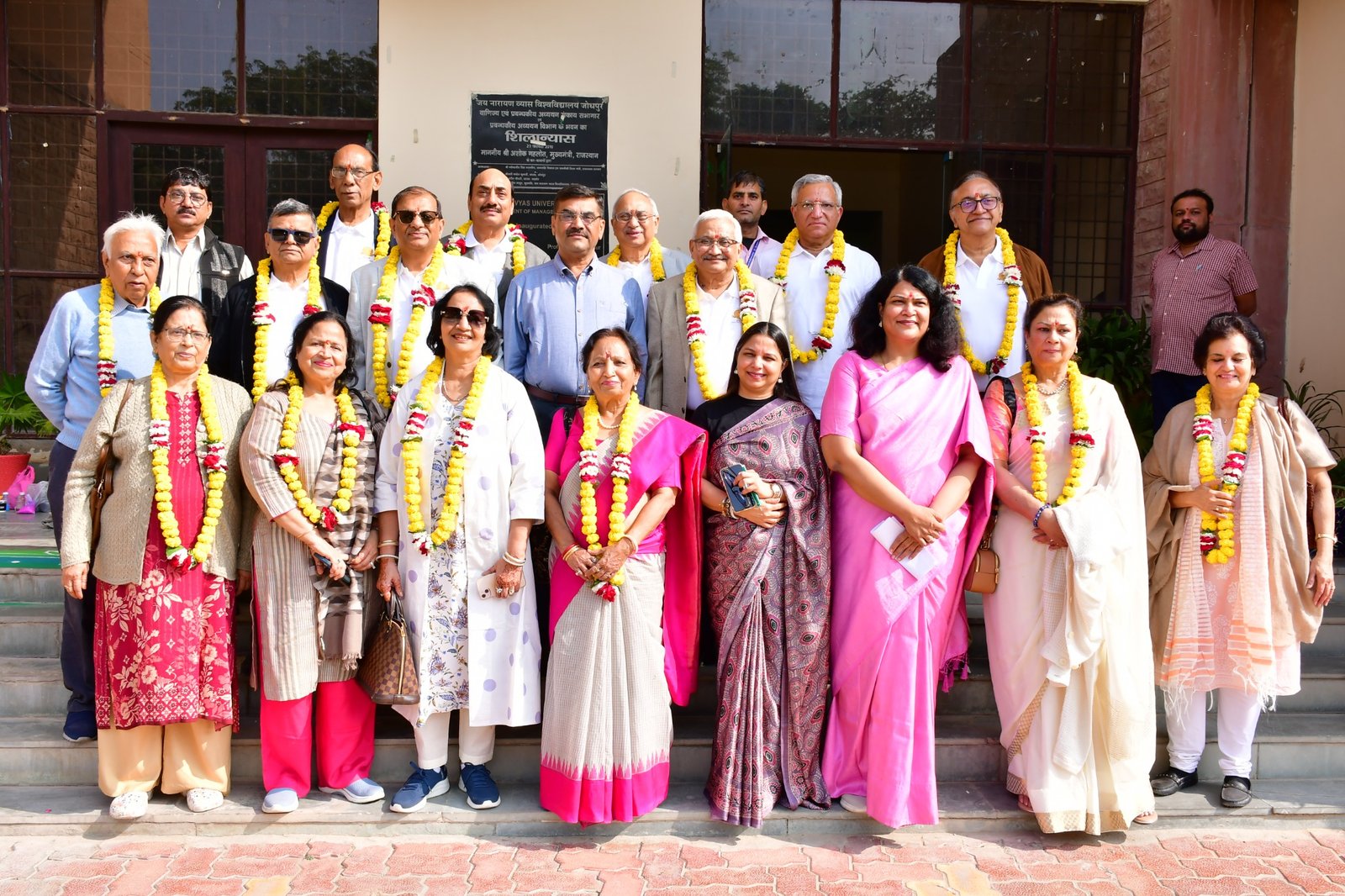 Alumni and students gathered at the Faculty of Management Studies.